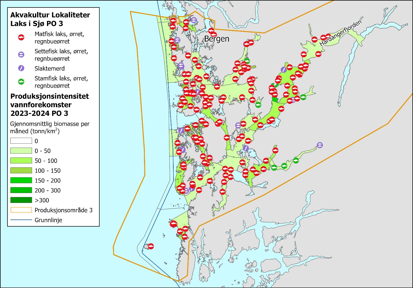 Figuren viser kartutsnitt av Vest-Norge, med PO3 innfelt i gult. Figuren viser at akvakulturlokalitetene ligger tett og ganske jevnt fordelt i området. Blå linje viser grunnlinjen. En informasjonsboks til venstre viser symboler for akvakulturlokaliteter og fargeskala for produksjonsintensitet i vannforekomster. Fylte, røde sirkler med hvit fisk er «Matfisk laks, ørret og regnbueørret». Fylte lilla sirkler med hvite fisker er «Settefisk laks, ørret og regnbueørret». Fylte lilla sirkler med hvit kniv er «Slaktemerd». Fylte grønne sirkler med hvit fisk er «Stamfisk laks, ørret, regnbueørret». Produksjonsintensitet i vannforekomster i produksjonsområde 2023–2024: Gjennomsnittlig biomasse per måned (tonn per km2) har skala fra hvit og nedover listen med mørkere grønnfarger i følgende intervaller: 0 (hvit), 0–50, 50–100, 100-150, 150–200, 200–300 og >300 (mørk grønn). 