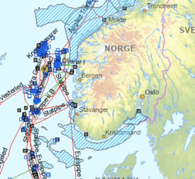 Figur 5. Kart som viser aktive felt og rørledninger i Nordsjøen og de sørligste foreslåtte SVO-ene i Norskehavet (venstre) og i Barentshavet og de nordlige foreslåtte SVO-ene i Norskehavet (høyre).