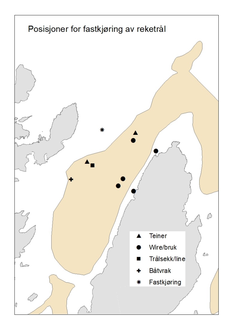 Figuren viser et kartutsnitt over ytre Porsangerfjorden der land er grått og rekefeltene er i gult. Punktene viser posisjoner der båtene i prøvefisket har kjørt redskapen fast i henholdsvis teiner (trekant), wire/bruk (sirkel), trålsekk/line (firkant), båtvrak (kryss) og fastkjøring (stjerne). Alle posisjonene ligger i den ytre halvdelen av ytre Porsangerfjorden
