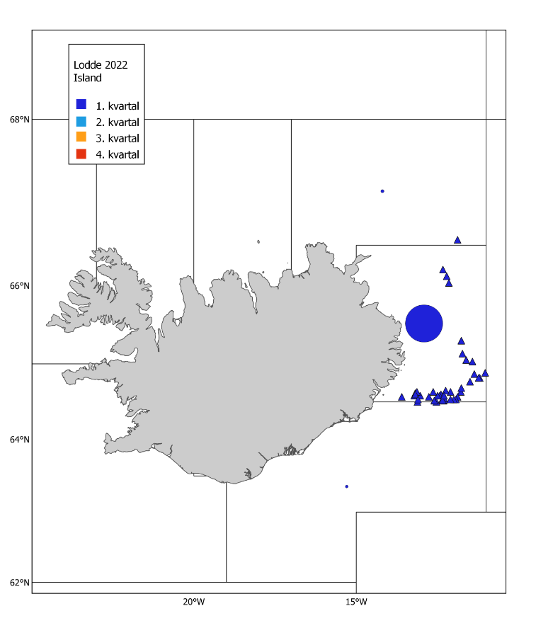 Figur 17. Lodde ved Island Øst-Grønland Jan Mayen i 2022. Norske kommersielle fangster (runde kakediagram, størrelsen proporsjonal med fangstmengde) per statistisk hovedområde og kvartal, og prøver fra fangstprøvelotteriet (trekanter). Fangsten i 2022 var 131 282 tonn totalt (hvorav 88 932 tonn fra Island og 42 349 fra Barentshavet) og antall prøver fra fangstprøvelotteriet var 73 hvorav 23 var fra Barentshavet. 