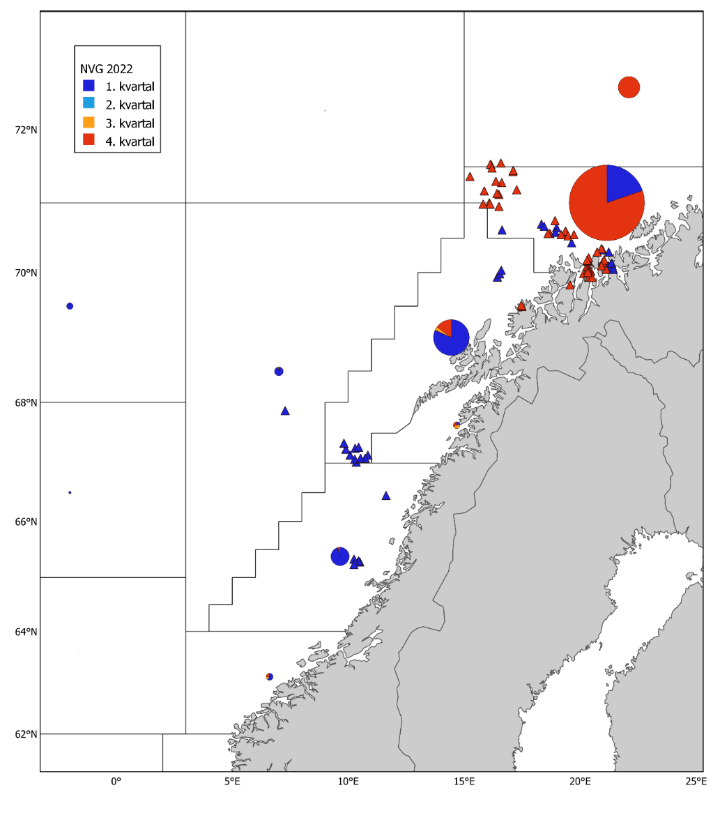 Figur 1. Norsk vårgytende sild 2022. Norske kommersielle fangster (runde kakediagram, størrelsen proporsjonal med fangstmengde) per statistisk hovedområde og kvartal, og prøver fra fangstprøvelotteriet (trekanter). Mørkeblå: 1. kvartal, lyseblå: 2. kvartal, oransje: 3. kvartal og rød: 4. kvartal. Fangsten i 2022 var 445 937 tonn og antall prøver fra fangstprøvelotteriet var 85. 
