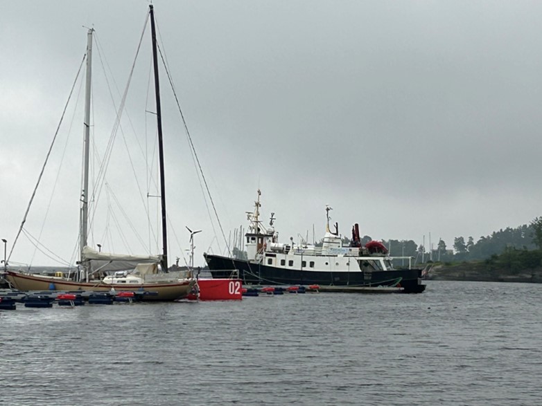 Bildet viser skolebåten "Rognfjell" til kai