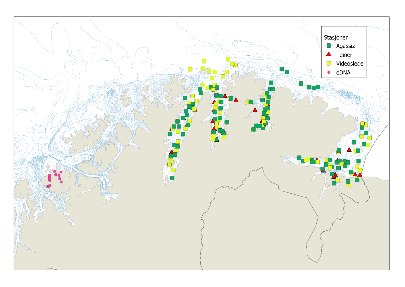 Kartet viser et utsnitt over Finnmark og fjordene der toktet ble gjennomført. Stasjonene ligger tett både i fjordene og langs yttersiden av land.Stasjonene er markert på følgende måte: grønne firkanter viser Agassiz trål, røde trekanter viser teiner, gule firkanter viser videoslede og rosa sirkler viser CTD stasjoner der det ble tatt prøver til eDNA.