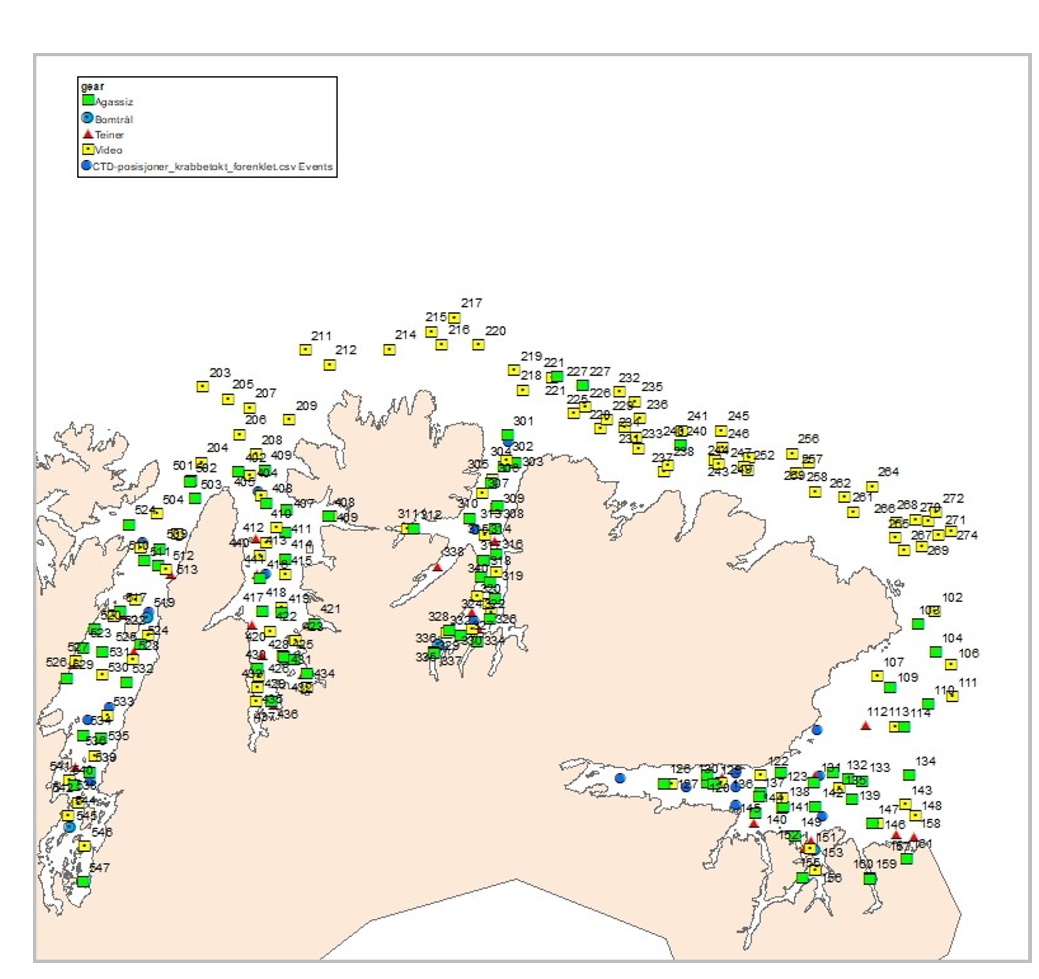 Kartet viser et utsnitt over Finnmark og fjordene der toktet ble gjennomført. Stasjonene ligger tett både i fjordene og langs yttersiden av land.Stasjonene er markert på følgende måte: grønne firkanter viser Agassiz trål, lyseblå sirkler viser bomtrål, røde trekanter viser teiner, gule firkanter viser videoslede og mørk blå sirkler viser CTD stasjoner der det ble tatt prøver til eDNA.