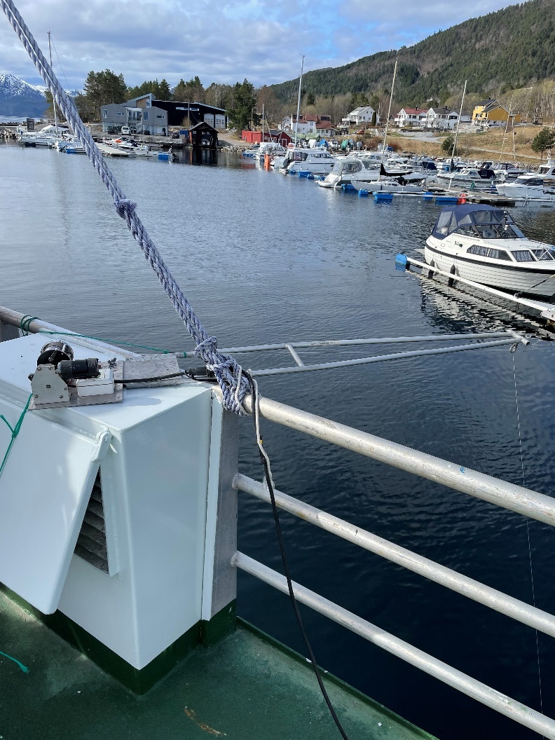 Figur 18. Tre kalibreringsvinsjer ble benyttet for å posisjonere kalibreringskuler ca 11 meter under svingere/kjøl ved Tøndergård havn i Molde.