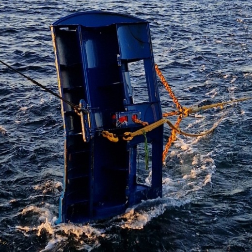 Thyborøn type 26 tråldør med åpne luker.