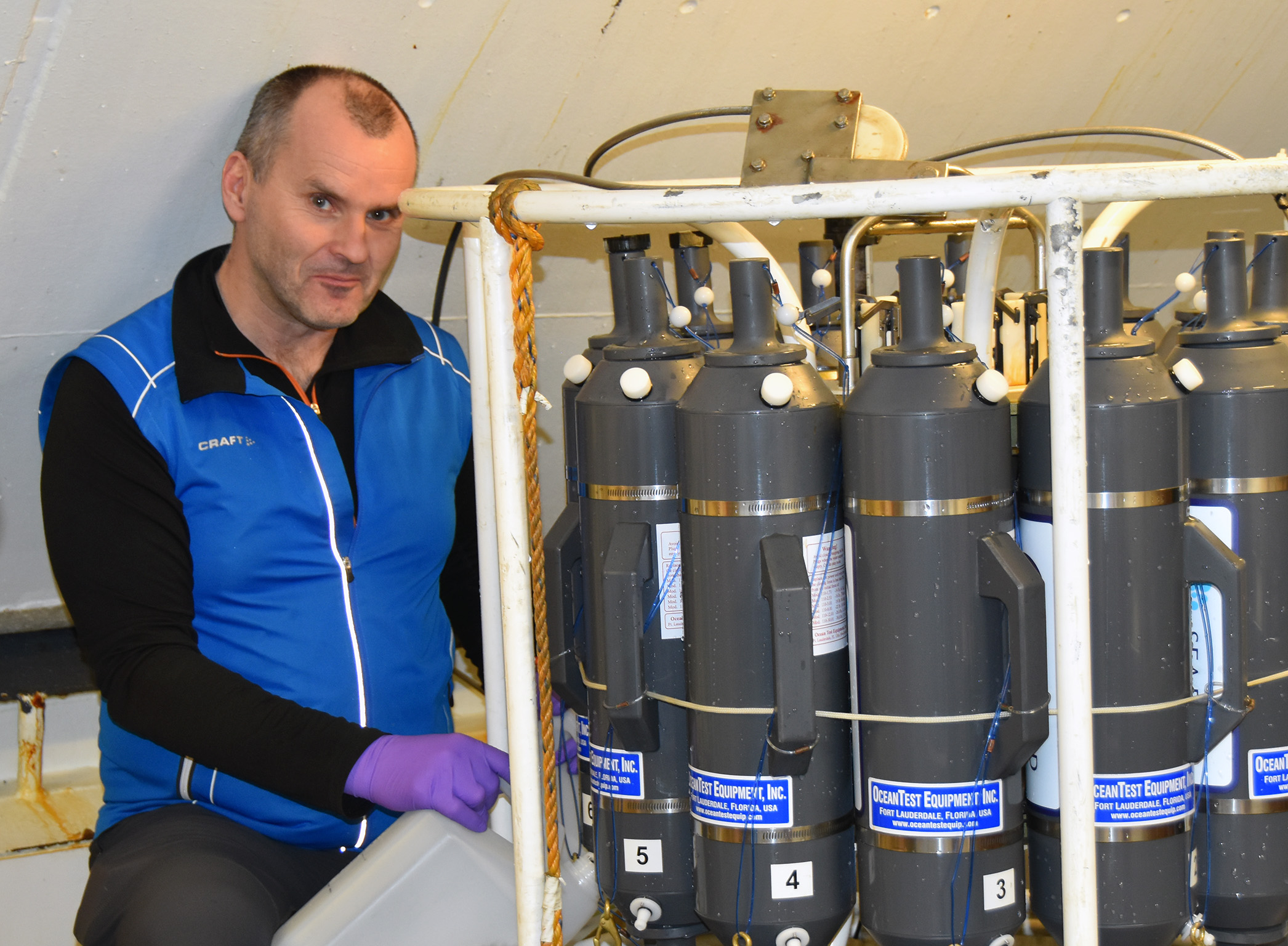 Havforsker Jon-Ivar Westgaard bruker en såkalt vannhenterkrets, en CTD, for å finne ut hvilke arter som befinner seg i Balsfjorden i Troms.