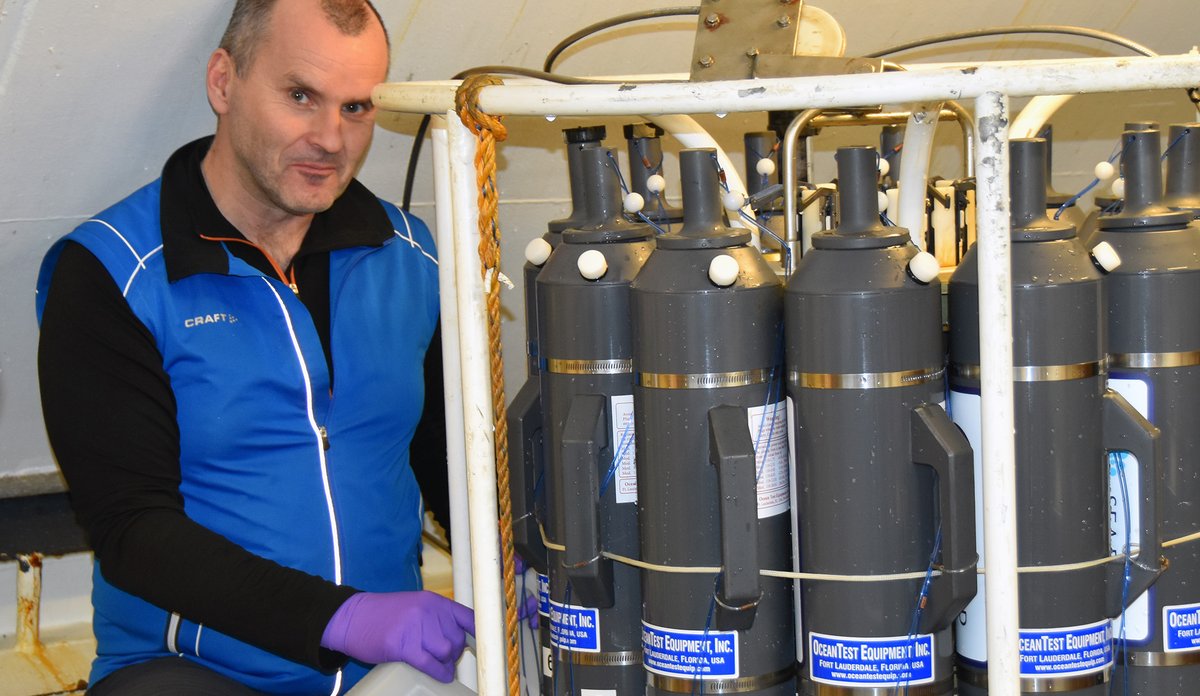 
Havforsker Jon-Ivar Westgaard bruker en såkalt vannhenterkrets, en CTD, for å finne ut hvilke arter som befinner seg i Balsfjorden i Troms.