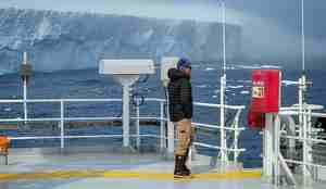 Enormt isfjell liggende i havet