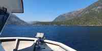 

Fjord og fjell, bilde tatt fra båt.