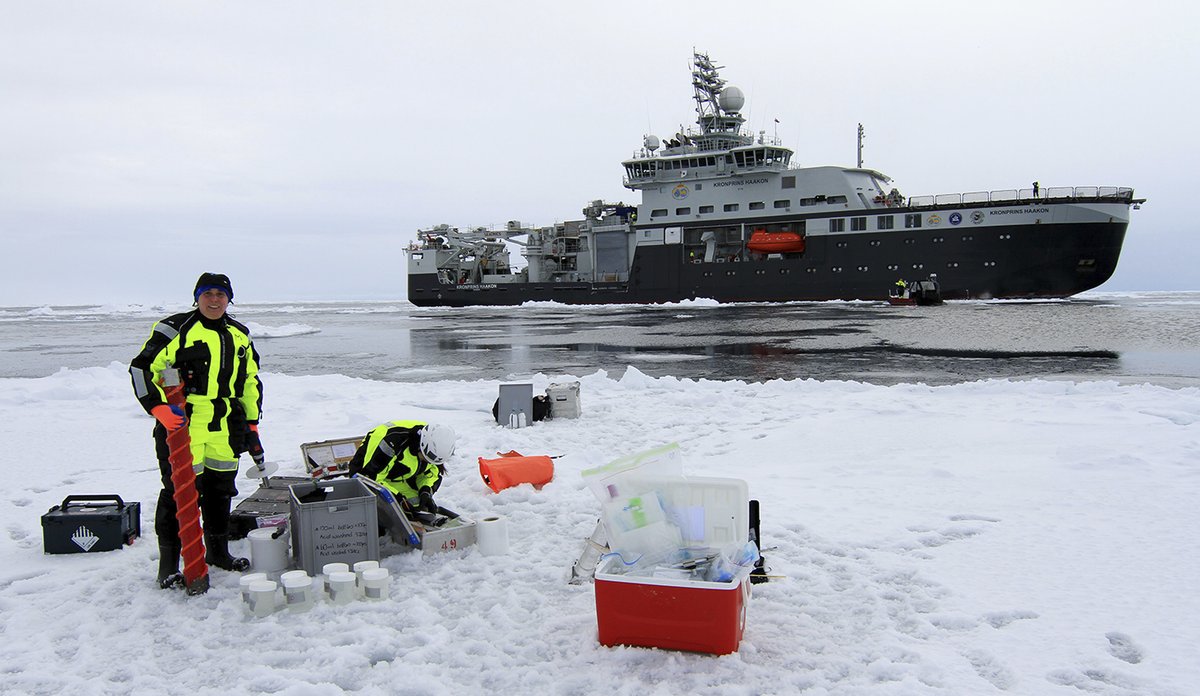 Melissa Chierici står på et isflak og tar prøver av is og vann. Rundt henne er forskjellig utstyr, og bak henne ser man forskningsfartøyet «Kronprins Haakon».