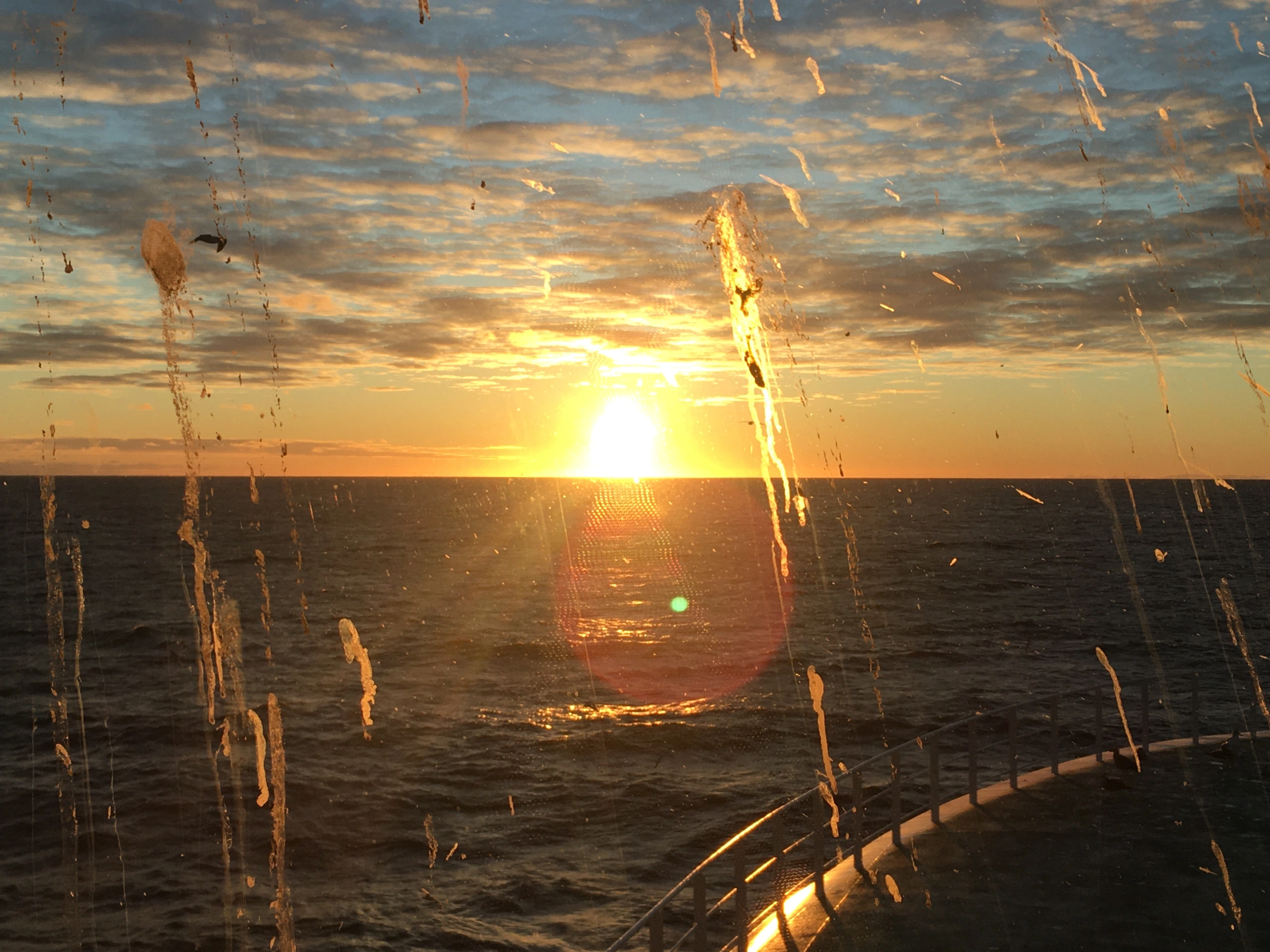 bilde som viser solnedgang fra broen på skip