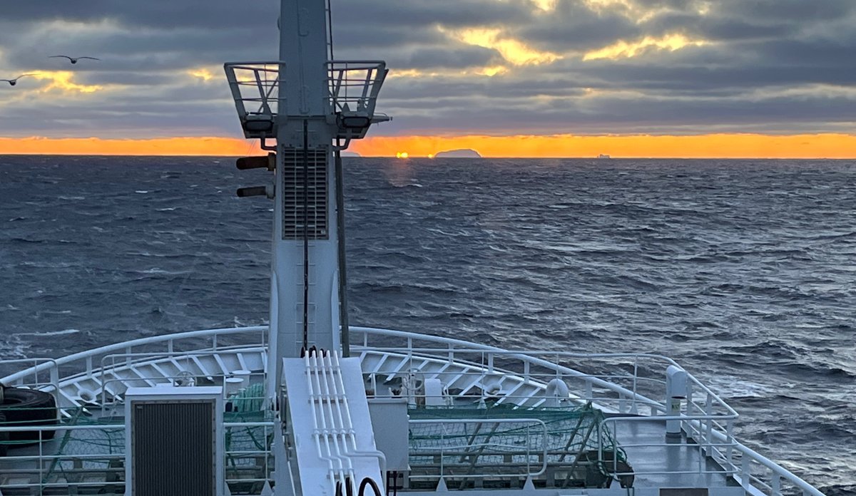 
foto av skipsbaug med hav og soloppgang