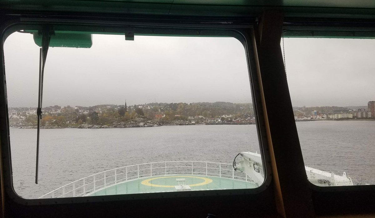 Foto. Utsikt gjennom vinduene i styrehuset og mot Larvik.