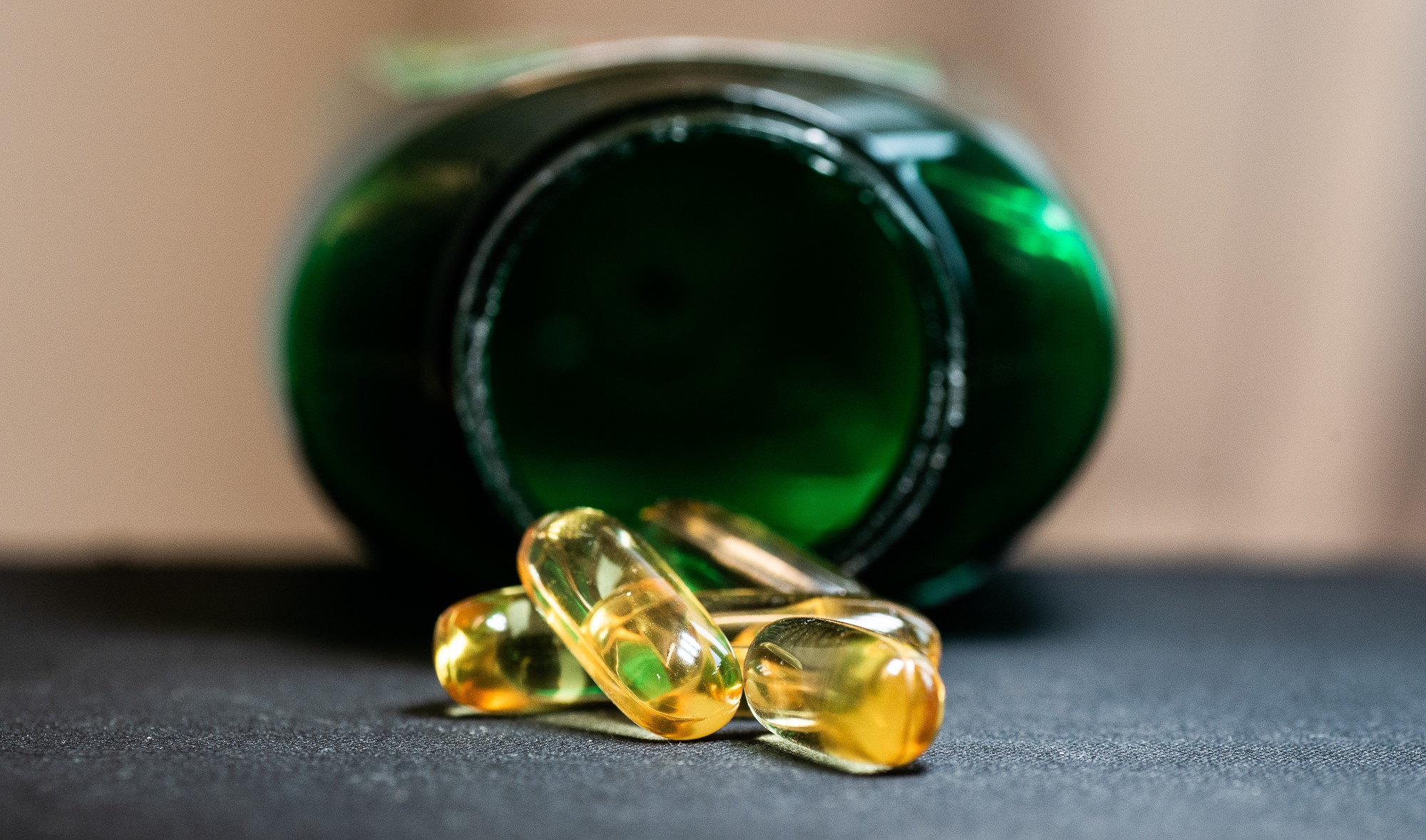 foto av vitaminkapsler på et bord